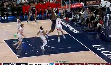 伦纳德欲双手隔人暴扣，被犯规后身体平拍地面&起身站起无碍