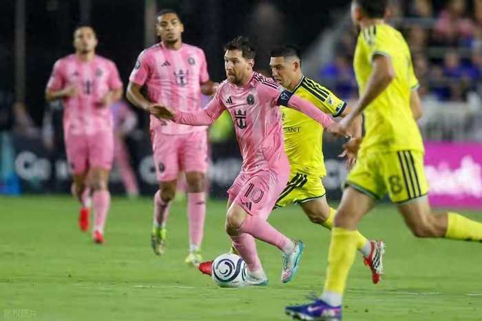 别让数据骗了你！梅西的球王宝座，C罗真能撼动吗？